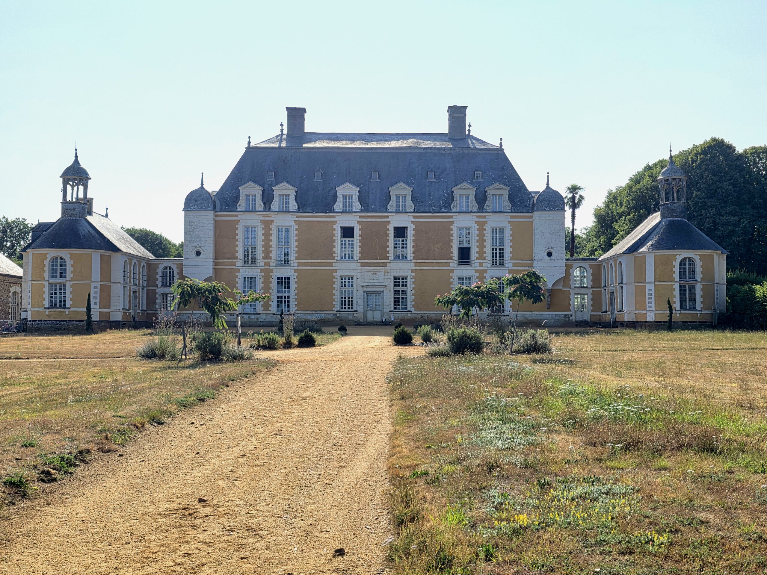 Façade du château du Boschet à Bourg-des-Comptes