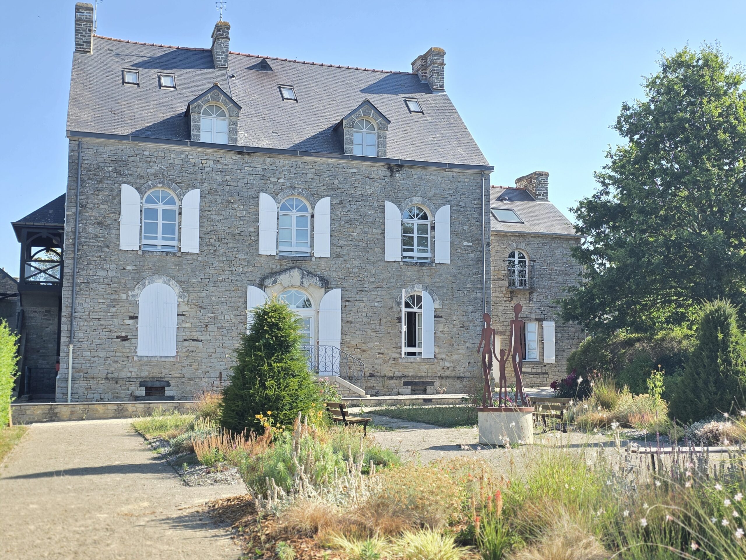 Mairie et jardin du centre-bourg de Bourg-des-Comptes