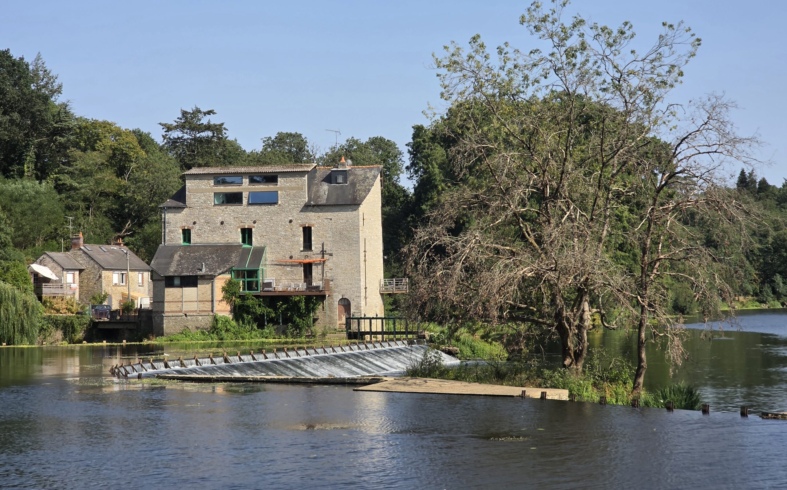 Le moulin de La Courbe au bord de la Vilaine à Bourg-des-Comptes, un site emblématique apprécié pour les promenades et son cadre naturel.