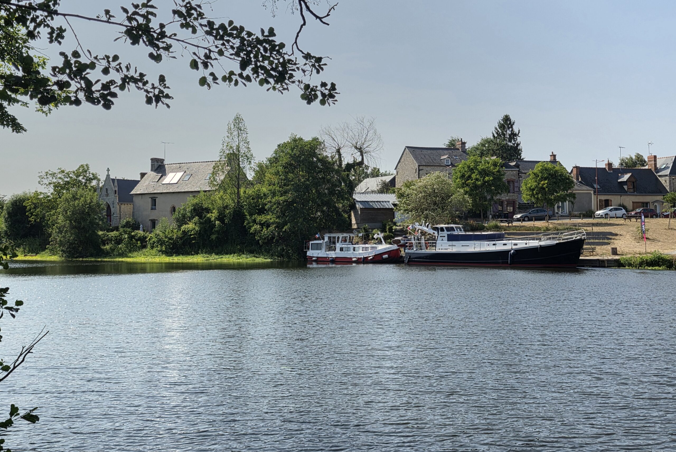 Bateaux et quais de la Vilaine près du Camping des Deux Moulins à Bourg-des-Comptes