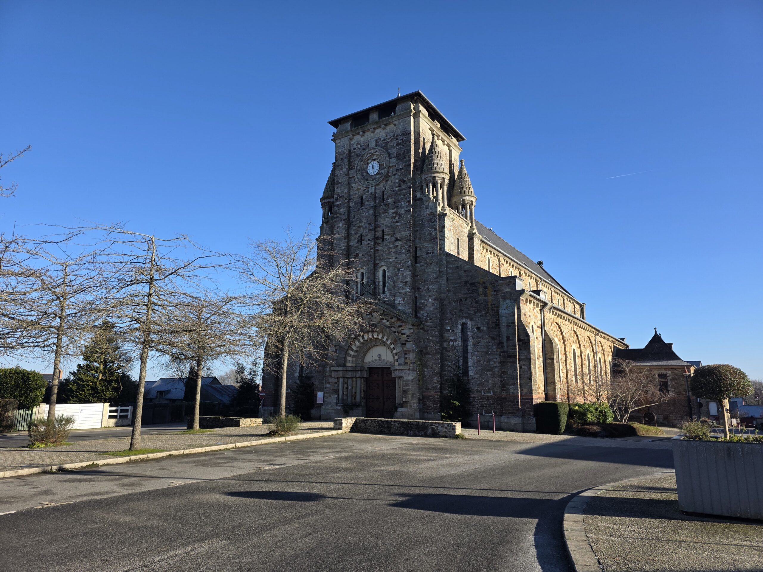 Photo de la place de l'église à Pléchâtel
