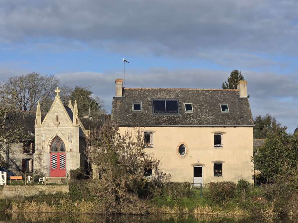 point de vue d'une maison à Bourg des Comptes sur le site de la Courbe