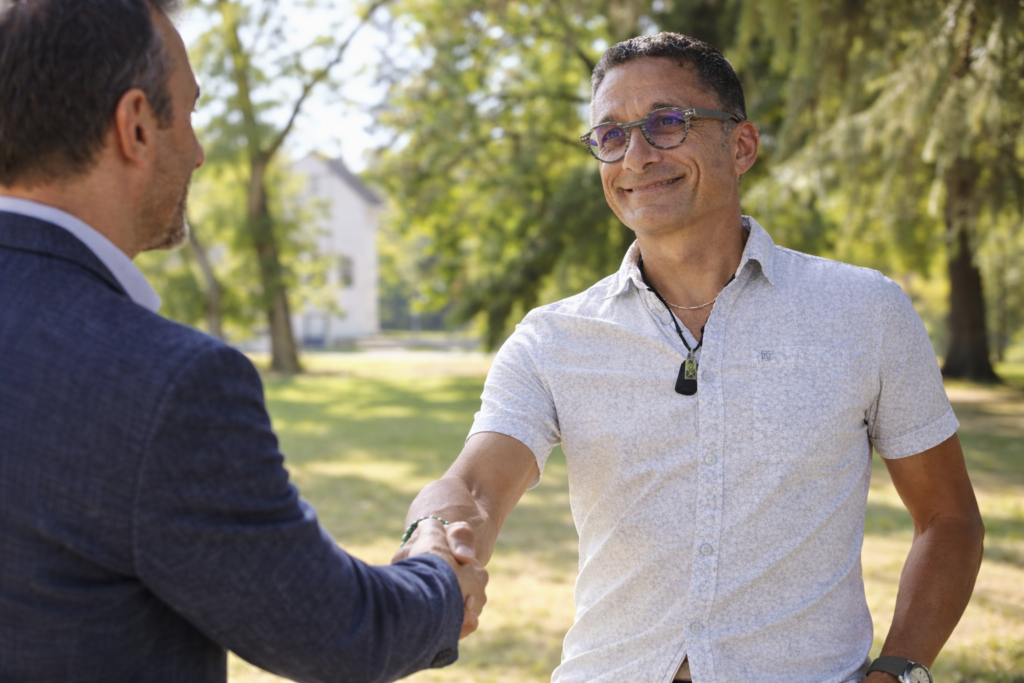 Johann Margat conseiller immobilier à Bourg-des-Comptes accompagnant un client lors d’un projet immobilier