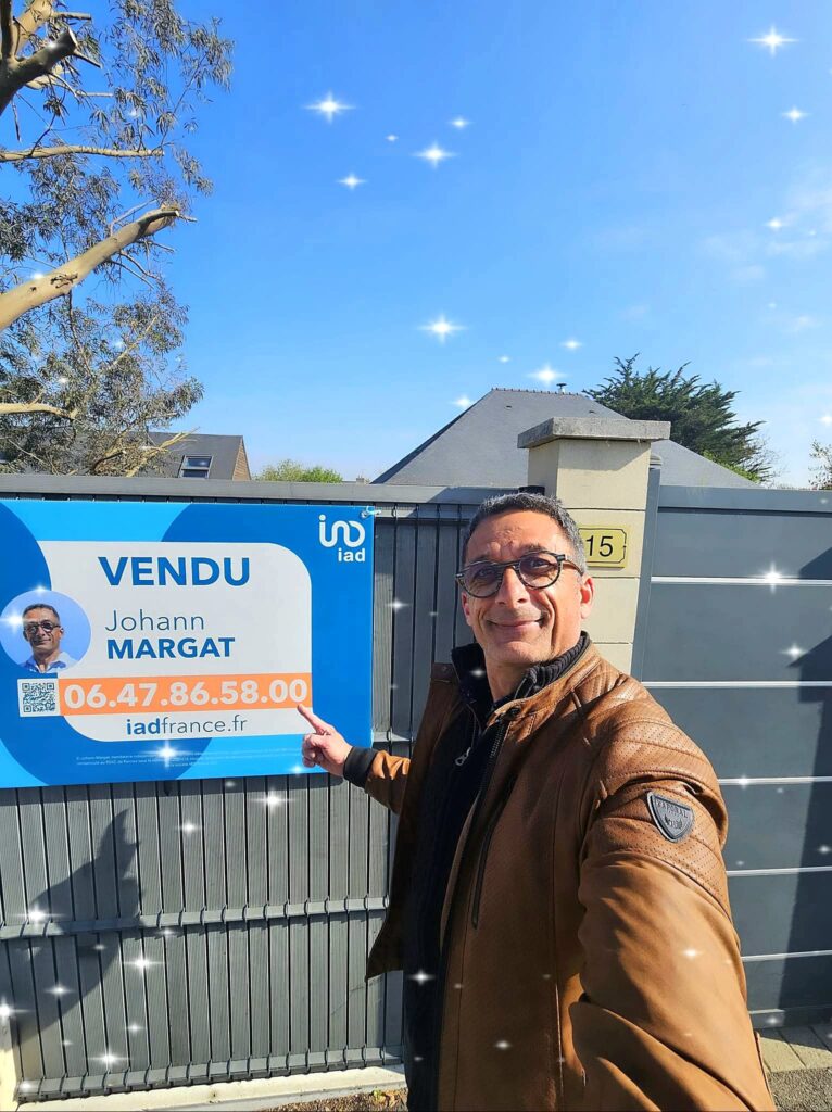 Johann Margat devant un panneau vendu lors de la vente d’une maison à Bourg-des-Comptes