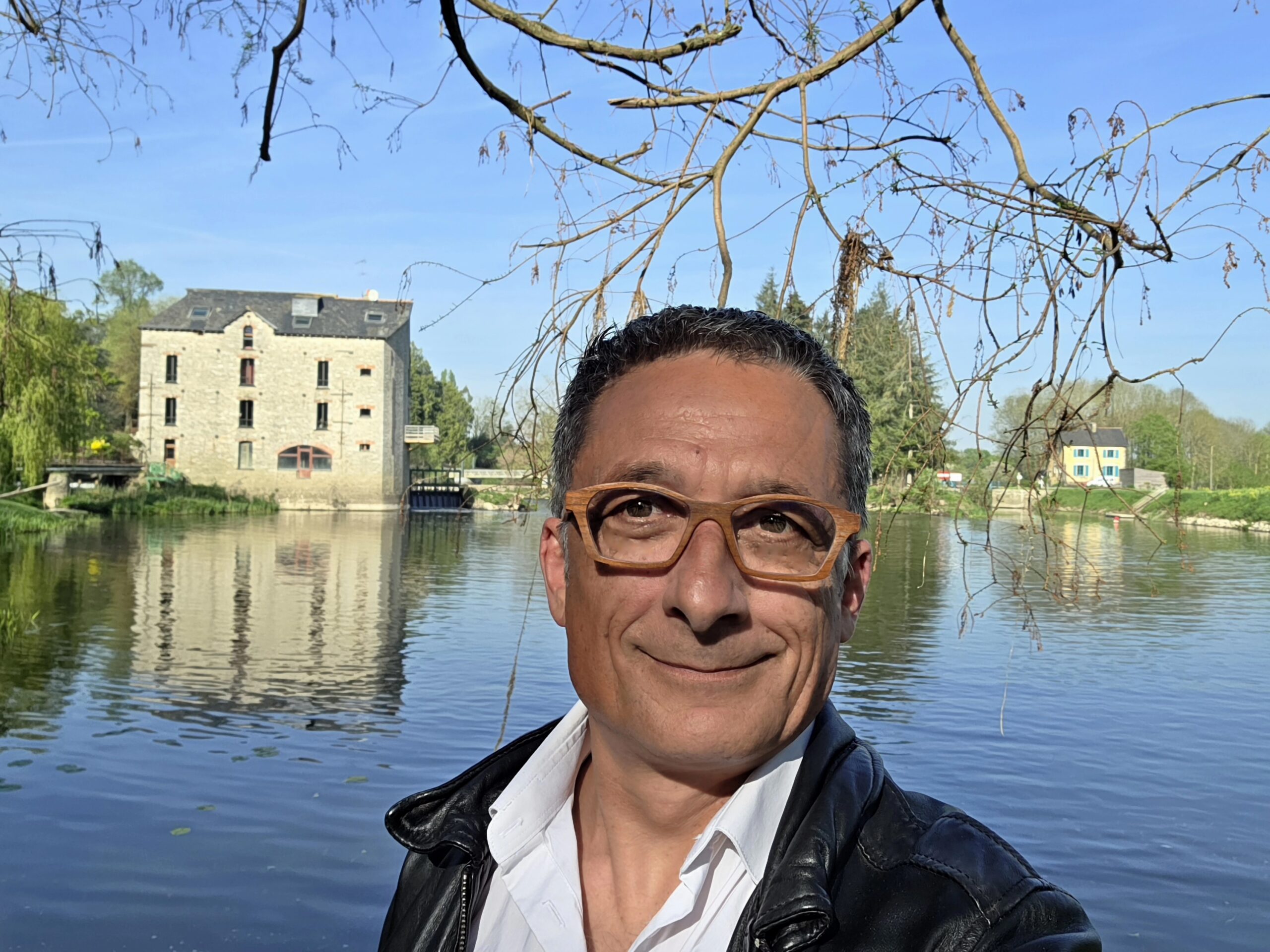 Conseiller immobilier à Bourg-des-Comptes Johann Margat devant le moulin de la Courbe – vente maison Bourg-des-Comptes