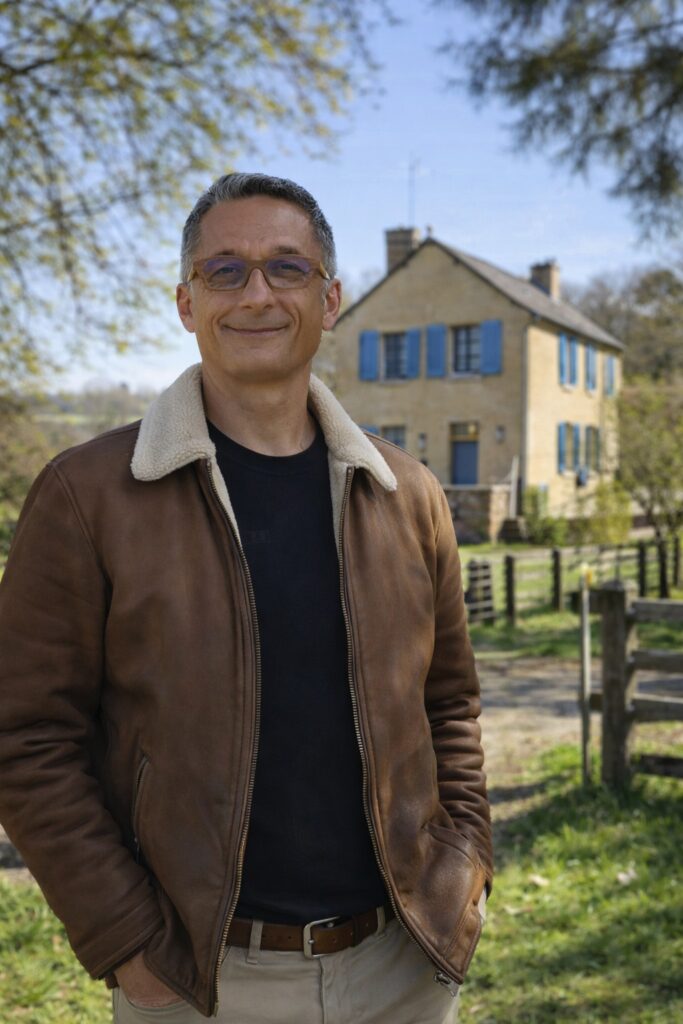 Johann Margat conseiller immobilier à Bourg-des-Comptes devant une maison