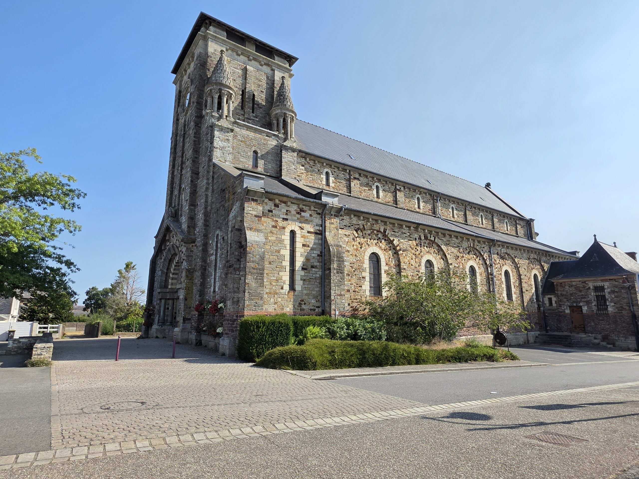 Église de Pléchâtel au cœur du centre-bourg, un repère emblématique de la commune