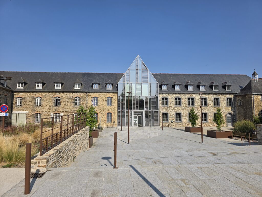 Mairie de Pléchâtel installée dans l'ancien prieuré réhabilité, au cœur du centre-bourg en Ille-et-Vilaine.