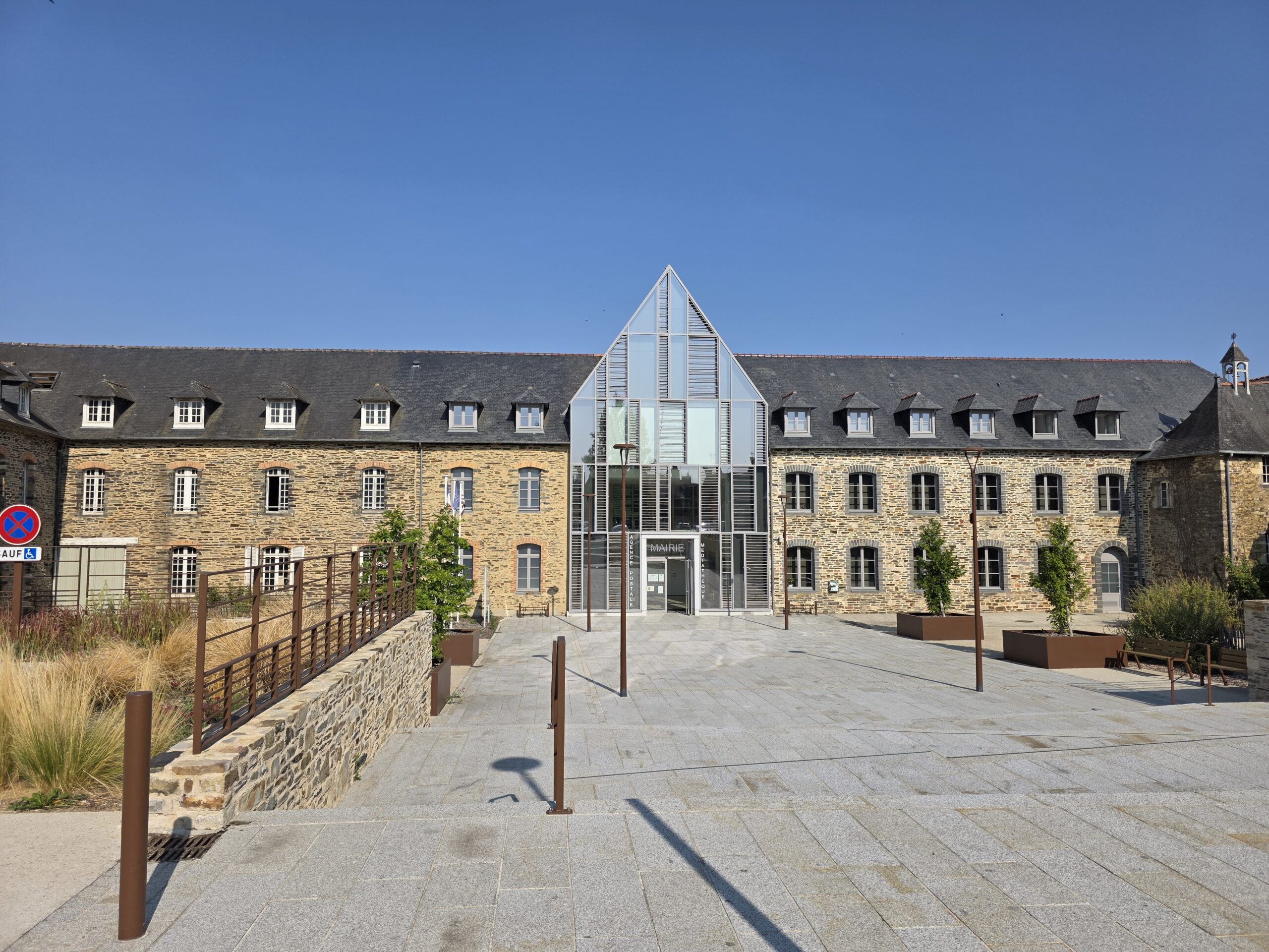 Mairie de Pléchâtel installée dans l'ancien prieuré réhabilité, au cœur du centre-bourg en Ille-et-Vilaine.