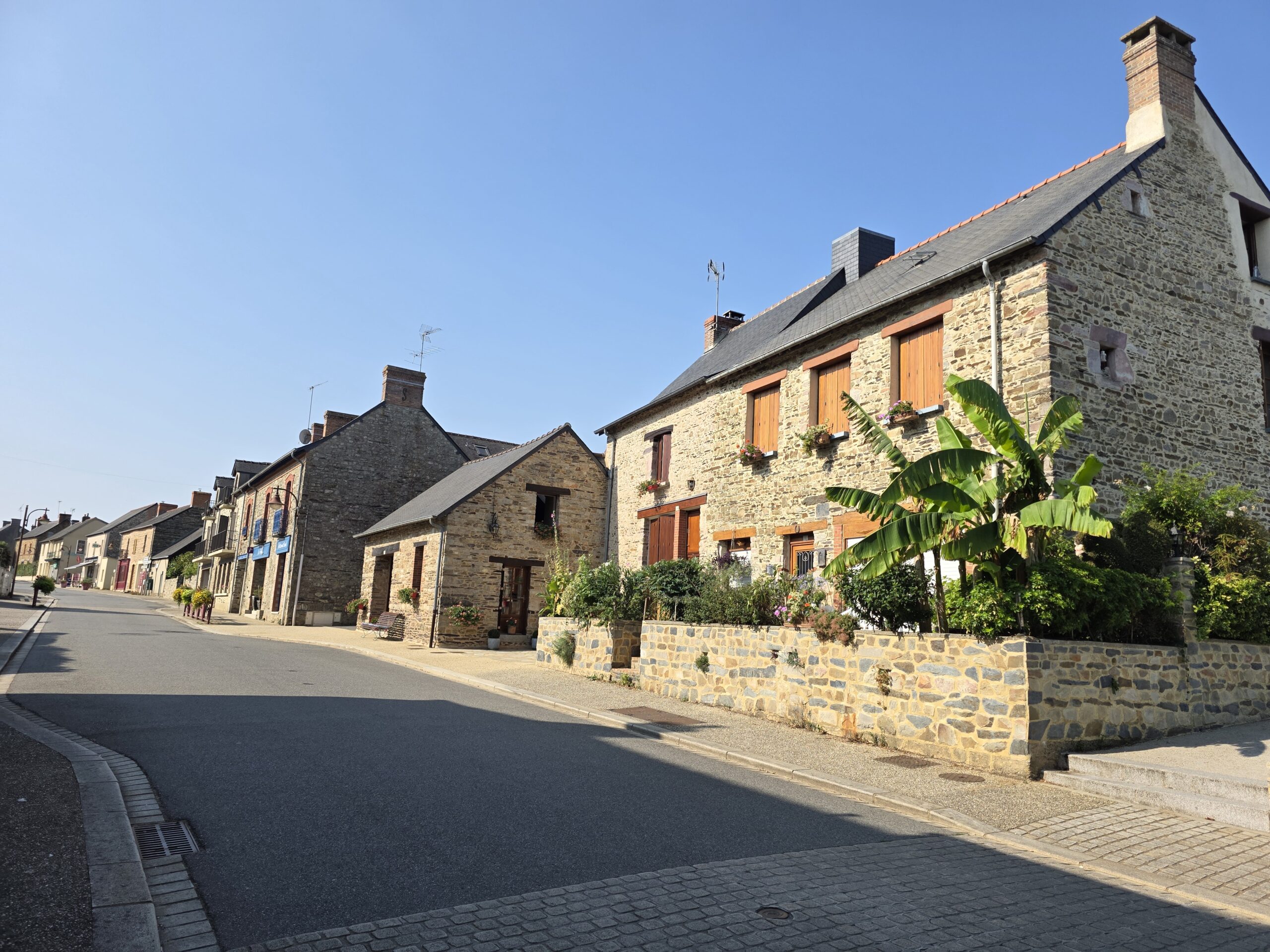 Rue des Maréchaux dans le centre-bourg de Pléchâtel
