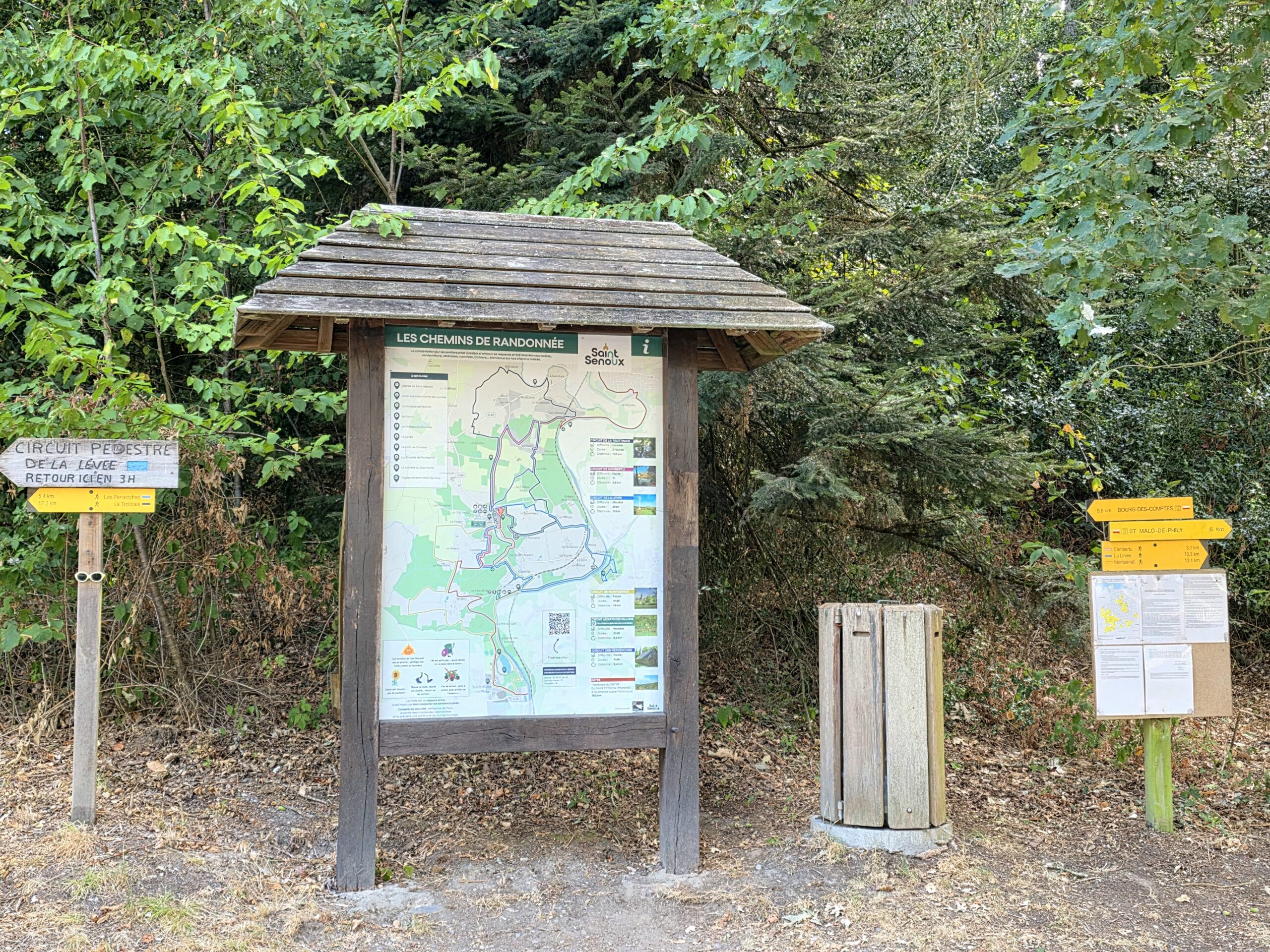 Chemin de randonnée dans la campagne de Saint-Senoux