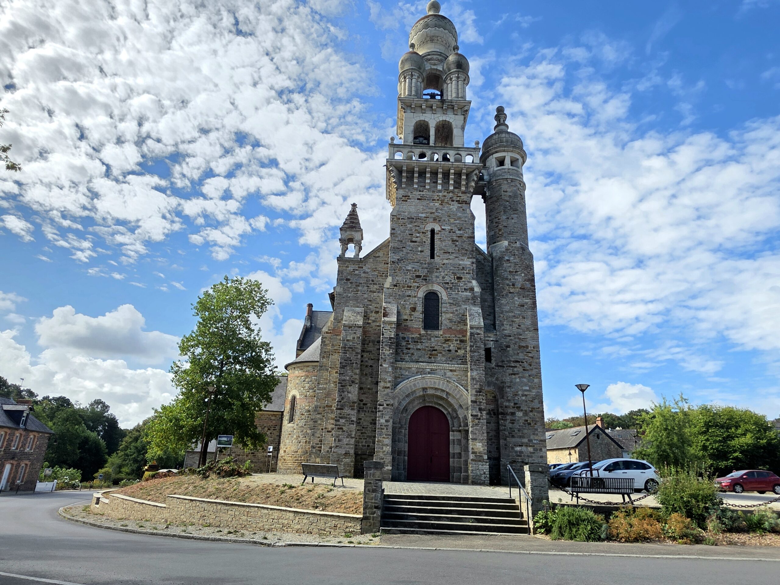 Église de Saint-Senoux et patrimoine du centre-bourg