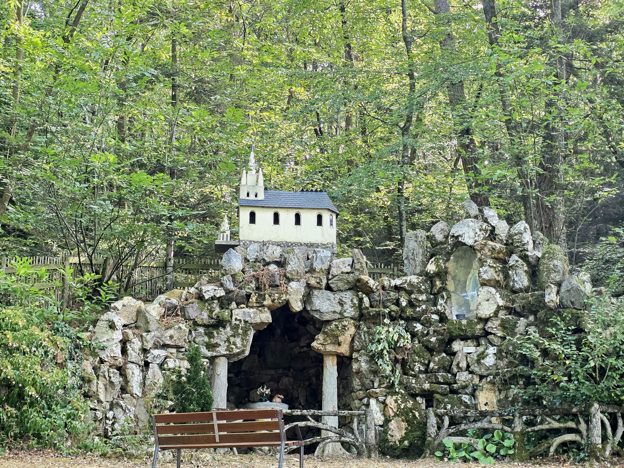 Grotte Notre-Dame-de-Lourdes de Saint-Senoux au milieu de la verdure