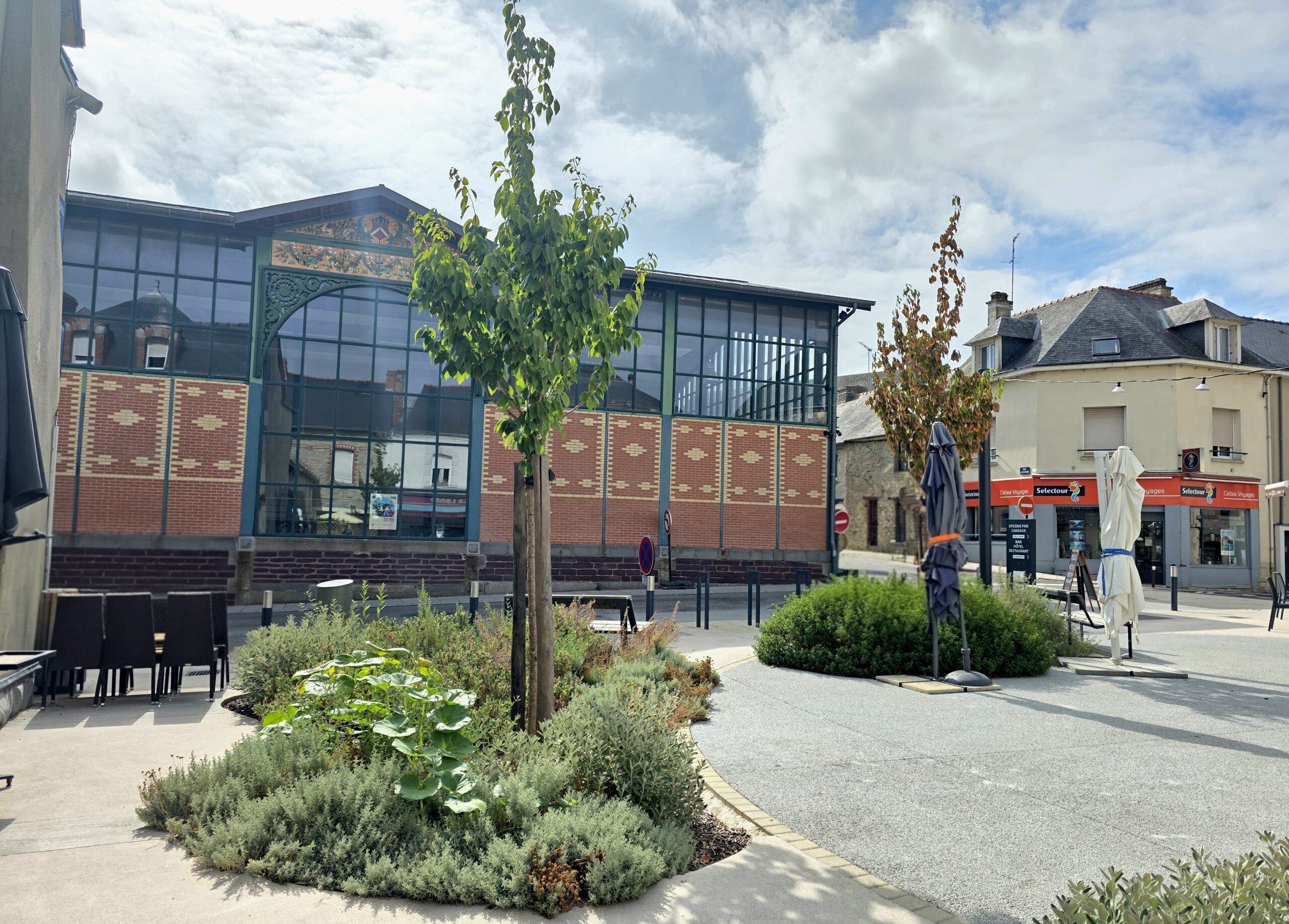 Les Halles de Guichen au cœur du centre-bourg, lieu emblématique de la commune en Ille-et-Vilaine.