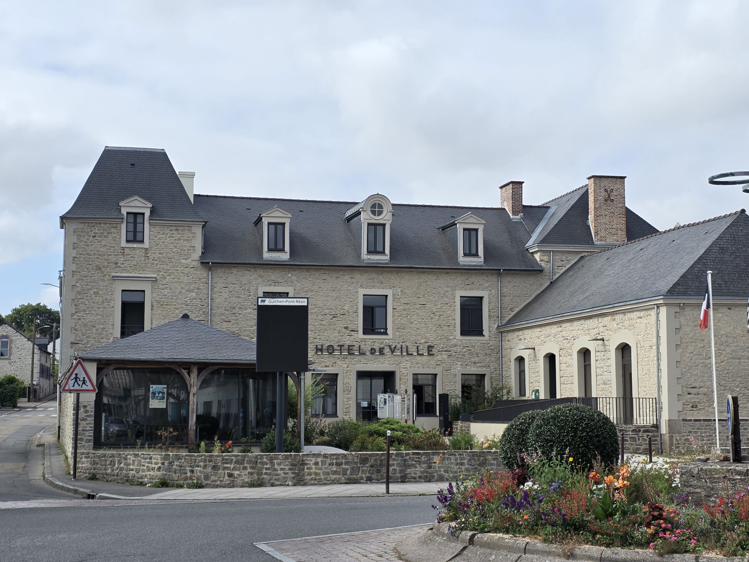Mairie de Guichen en Ille-et-Vilaine, au cœur du centre-bourg de la commune.