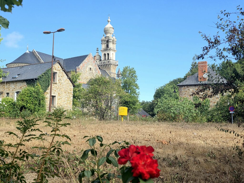 Centre-bourg de Saint-Senoux avec son église et ses maisons en pierre