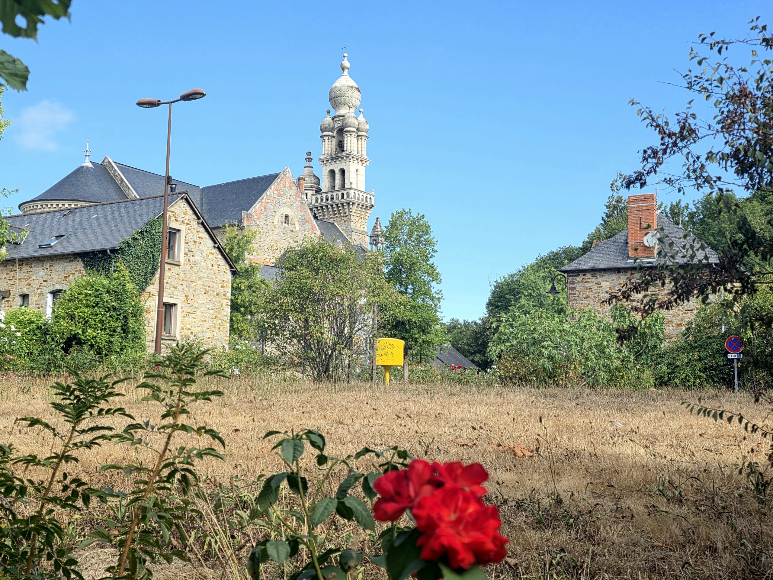Centre-bourg de Saint-Senoux avec son église et ses maisons en pierre