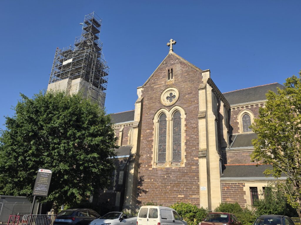 Église Saint-Martin dans le centre-bourg de Guignen