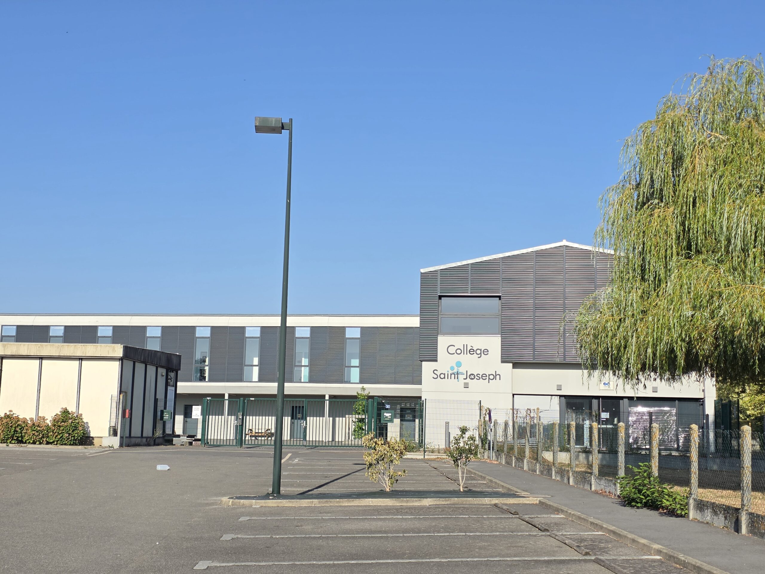 Entrée du collège privé Saint-Joseph à Guignen
