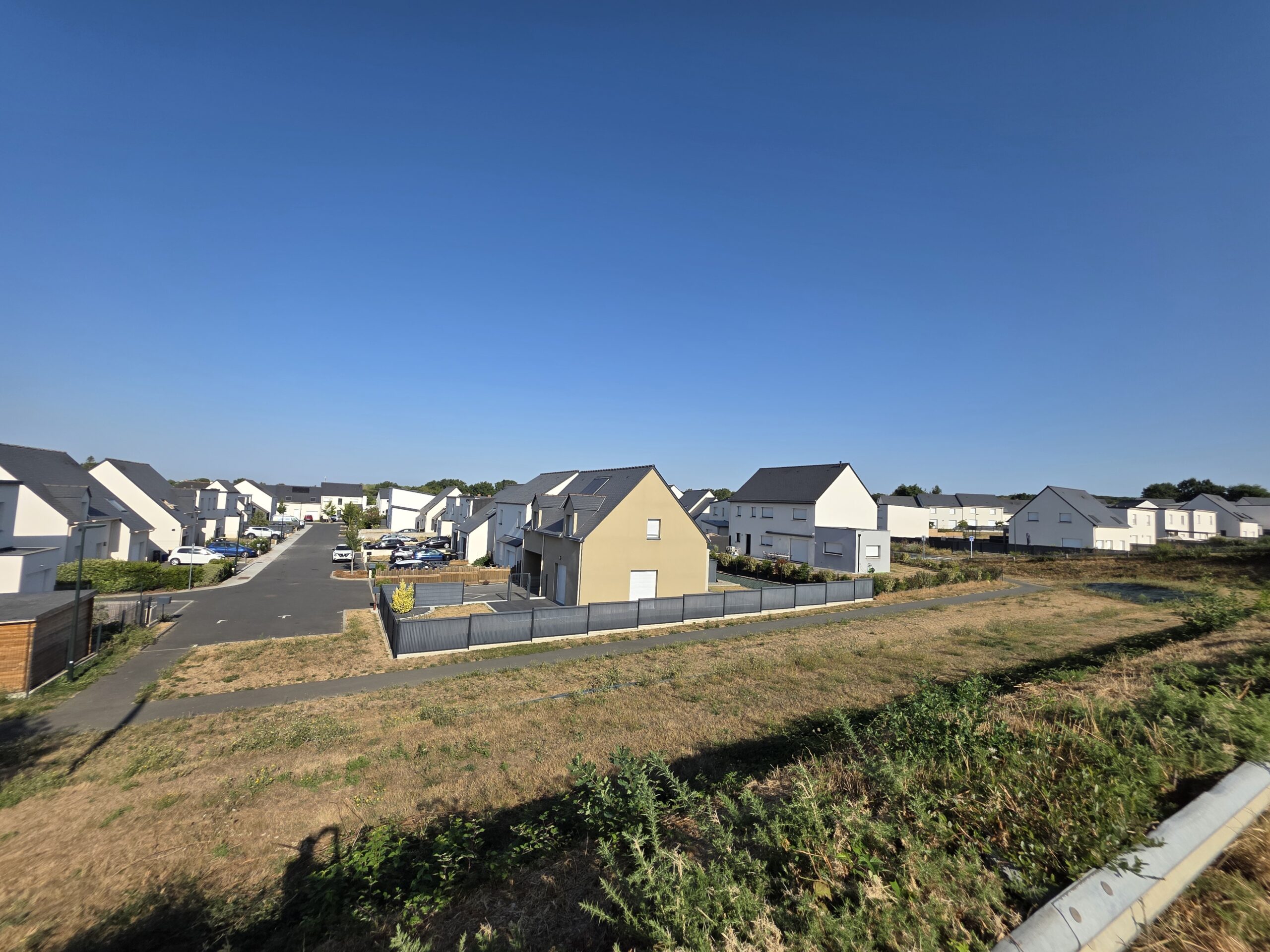 Vue d’ensemble d’un lotissement de maisons familiales à Guignen